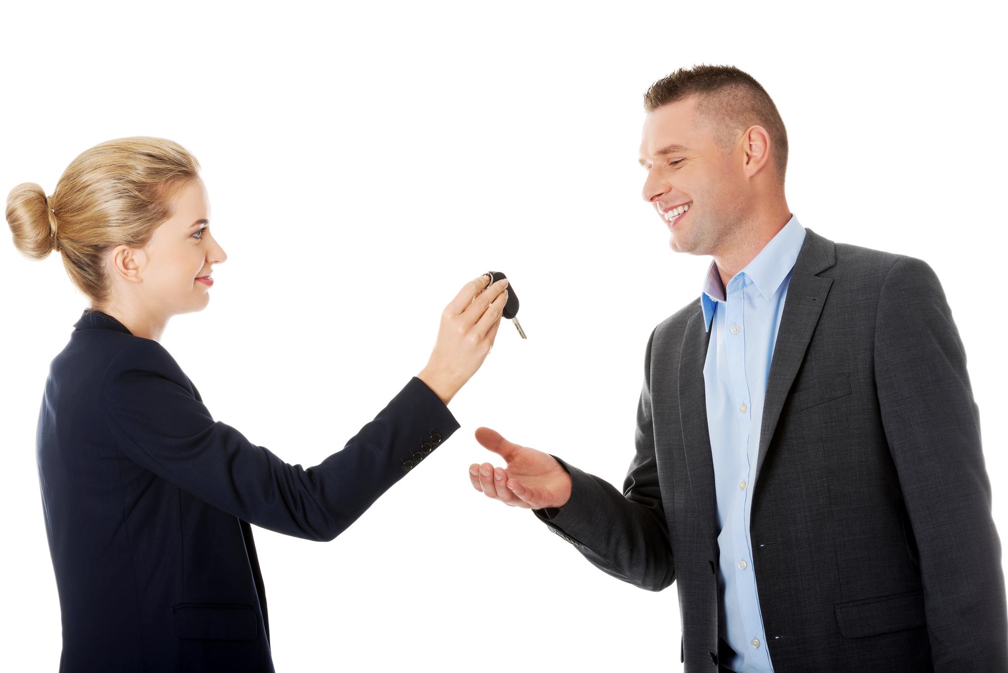 agent oferind cheile clientului fericit
